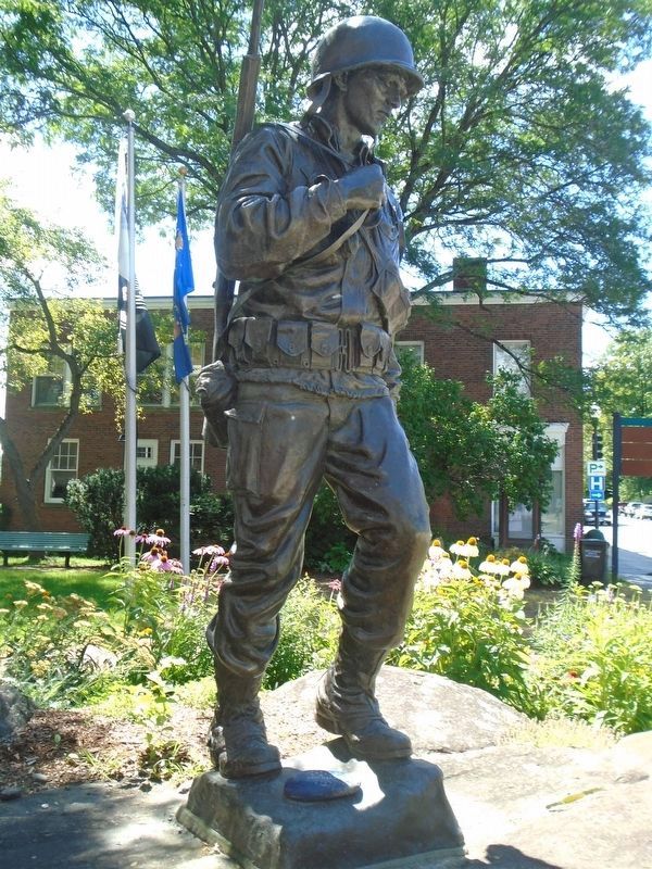 War Memorial Soldier Statue image. Click for full size.
