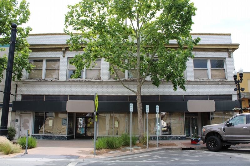 Robinson Hardware Co. Building and Marker. Click for full size. Robinson Hardware Co. Building and Marker image. Click for full size.