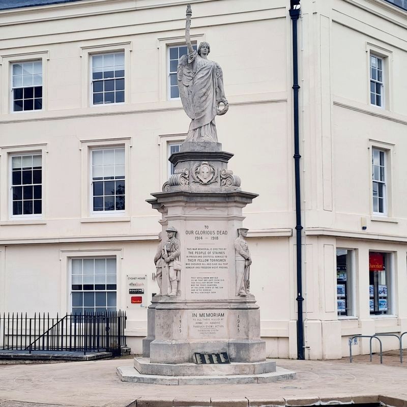 Staines War Memorial image. Click for full size.