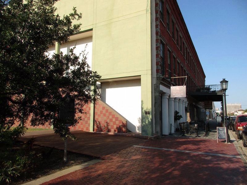 Galveston Historical Foundation Marker's new location next to Hendley's Row building image. Click for full size.