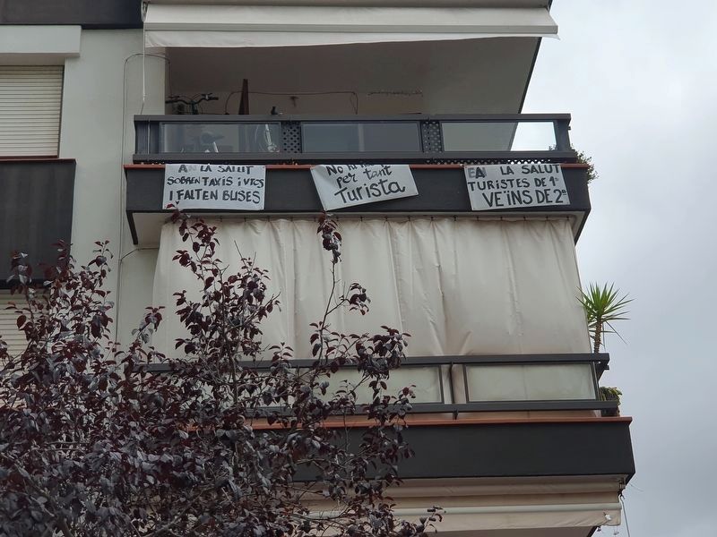 Anti-tourism signs near Park Guell image. Click for full size.