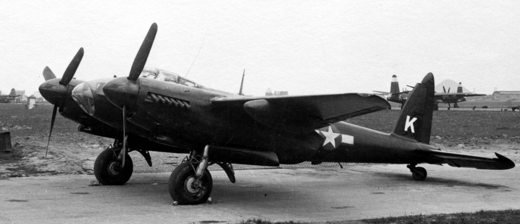 An all-black Mosquito of the 25th Bomb Group image. Click for full size.
