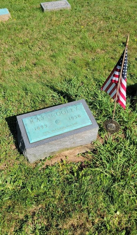 Grave of World War I Veteran<br>Ray Cooley image. Click for full size.