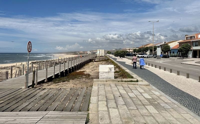 A Recolha do Sarga�o / Harvesting Seaweed Marker - wide view, looking north image. Click for full size.