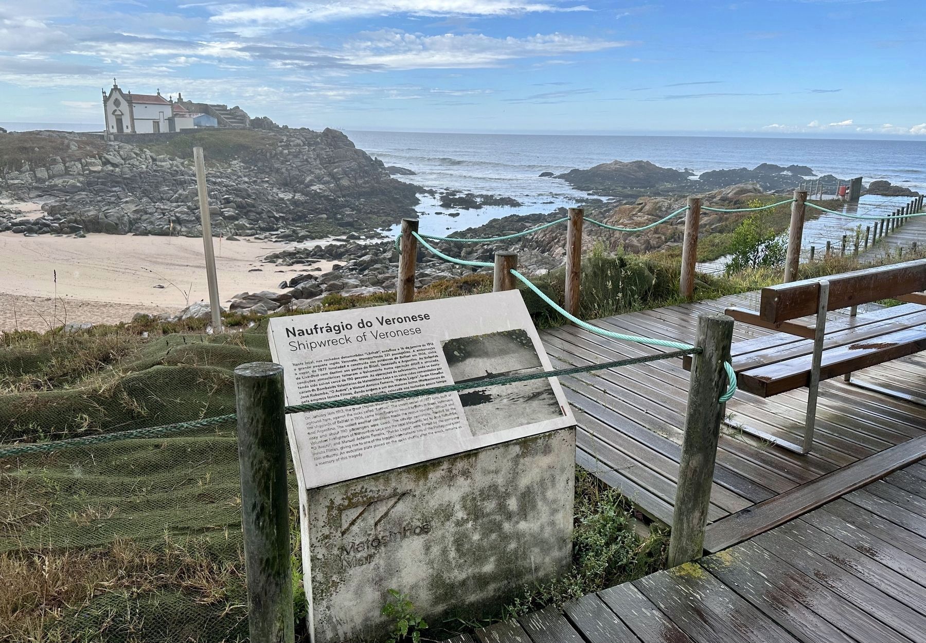 Naufrágio de Veronese / Shipwreck of Veronese Marker - wide view. Click for full size. Naufrágio de Veronese / Shipwreck of Veronese Marker - wide view image. Click for full size.