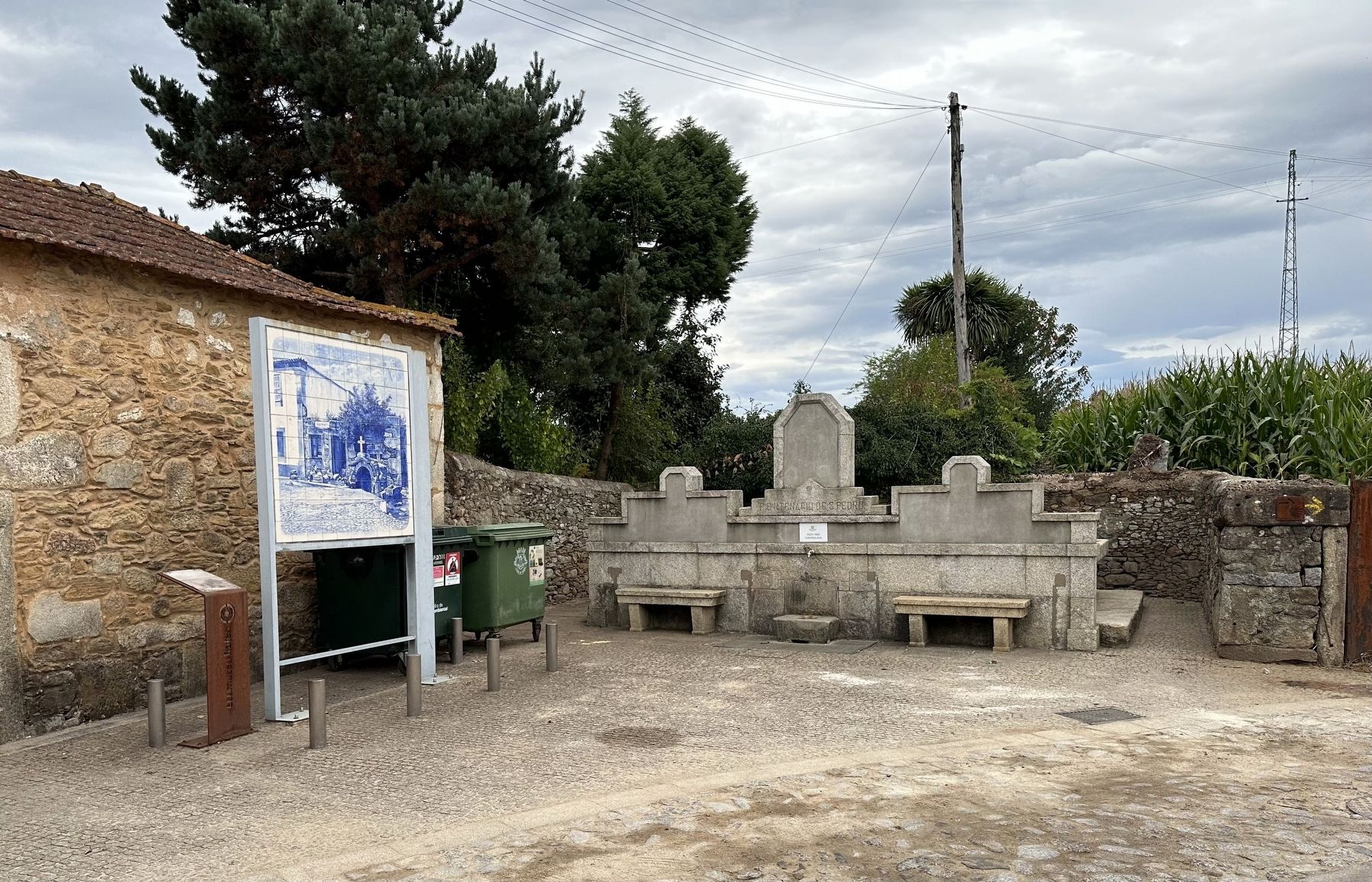A Fonte de São Pedro / Fountain of Santo Pedro Marker - wide view. Click for full size. A Fonte de São Pedro / Fountain of Santo Pedro Marker - wide view image. Click for full size.