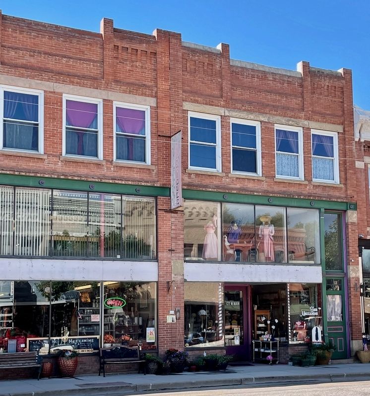 The Mezzanine Antiques and Collectibles building. image. Click for full size.