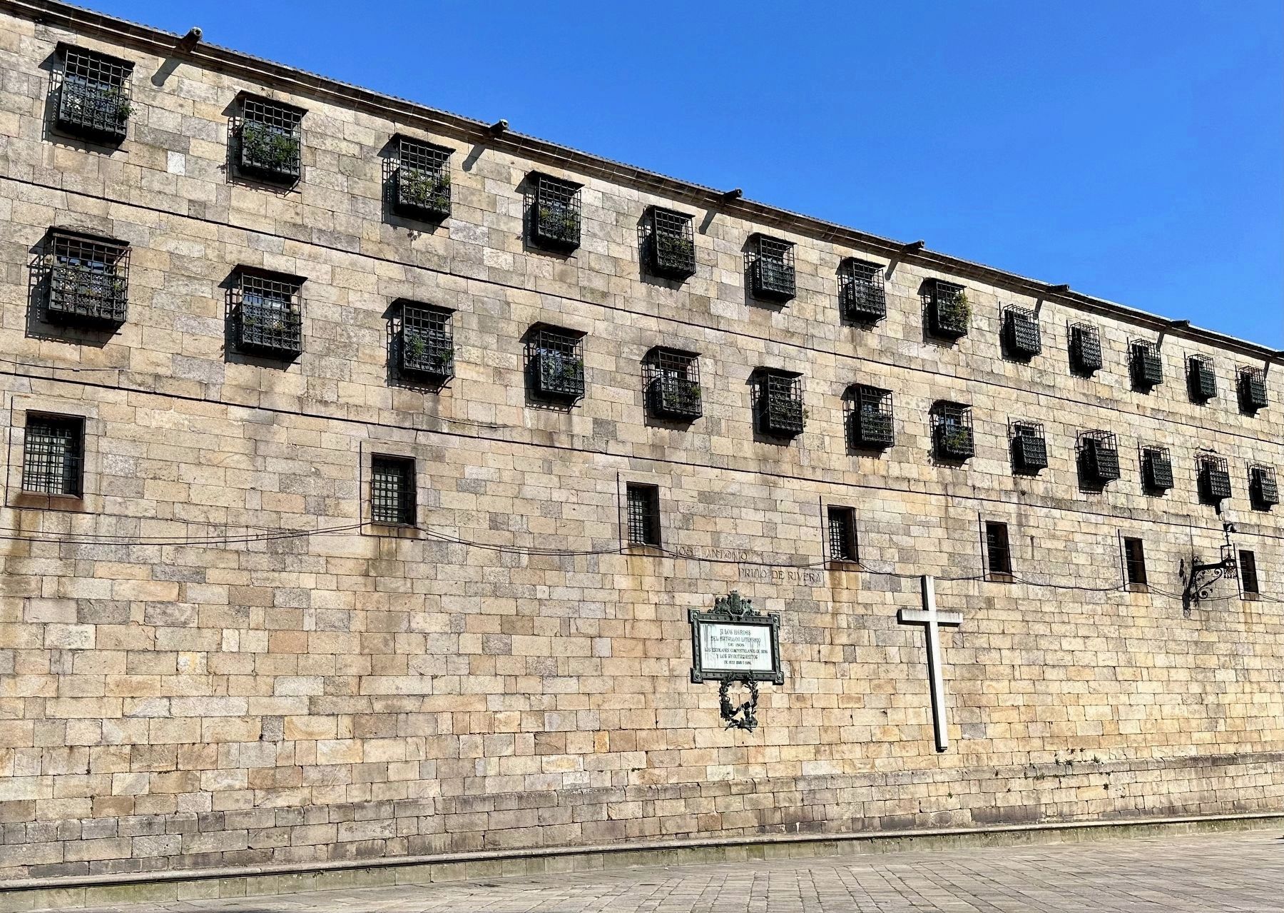 El Batallon Literario / The Literary Battalion Memorial - wider view image. Click for full size.