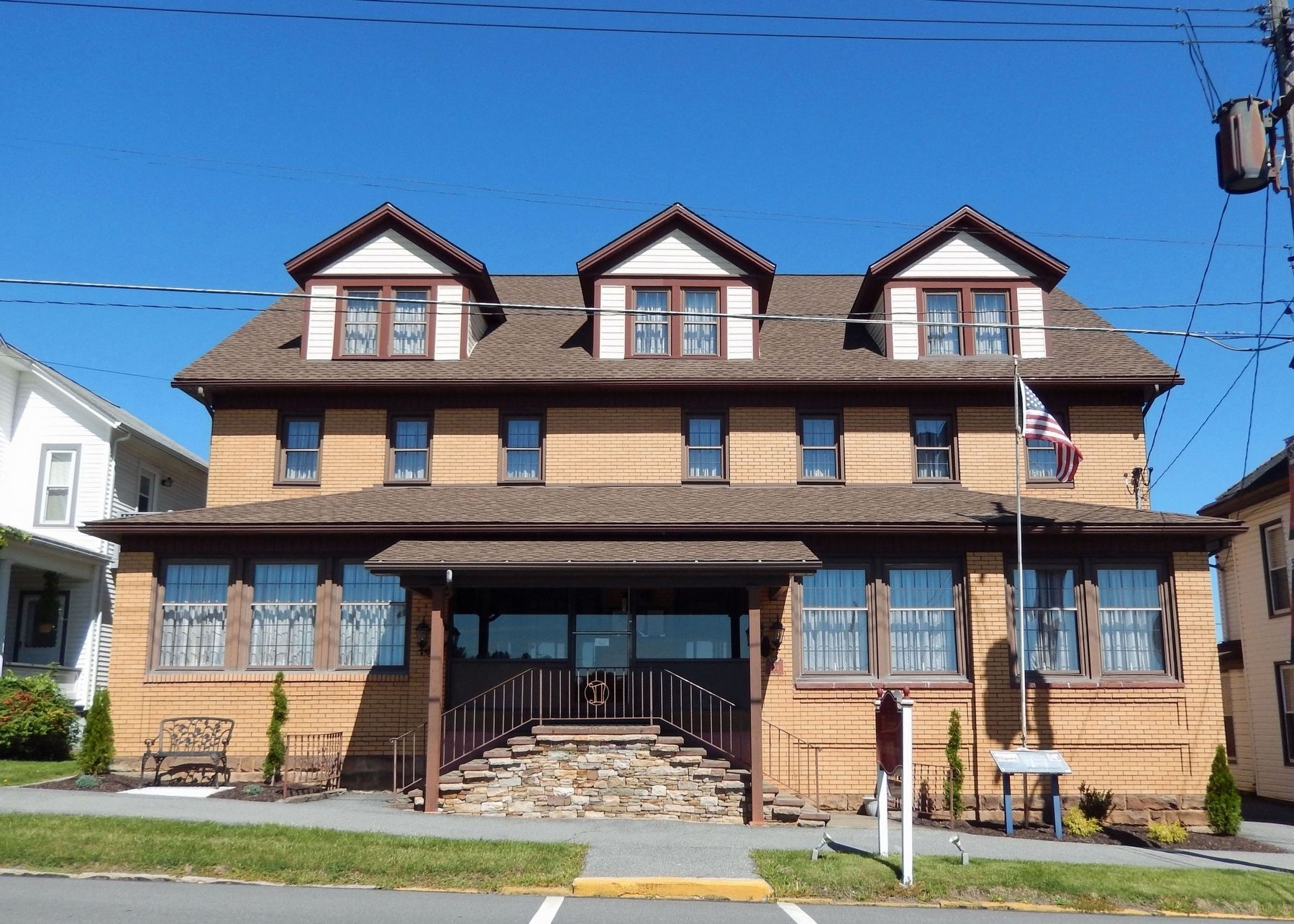 Deaner Funeral Home (formerly the Graham House Hotel) image. Click for full size.