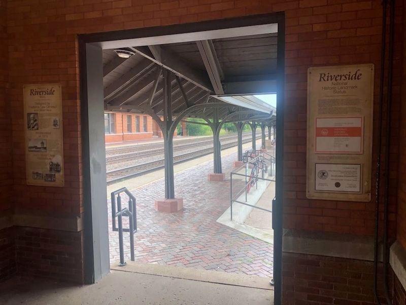 Riverside Metra north platform image. Click for full size.