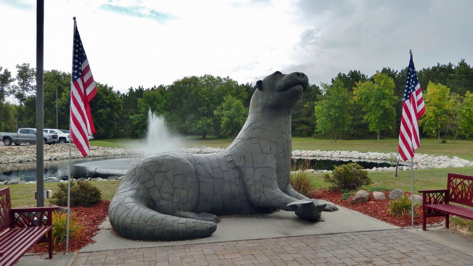 10-foot Otter & Fountain image. Click for full size.