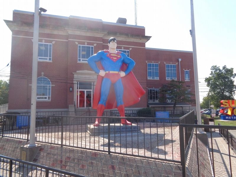 Superman Statue image. Click for full size.