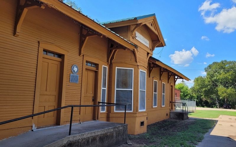 The entrance to the Valley Mills Santa Fe Railway Depot and Marker image. Click for full size.