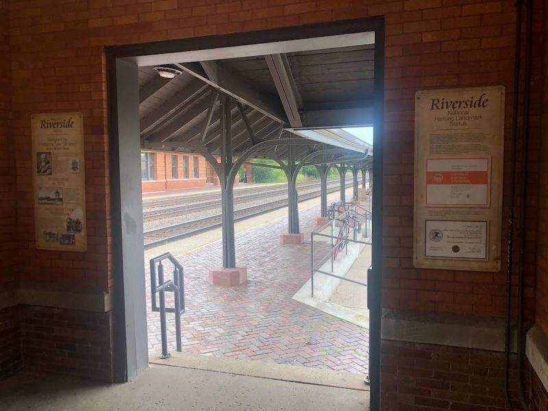 Riverside Metra north platform. Click for full size. Riverside Metra north platform image. Click for full size.
