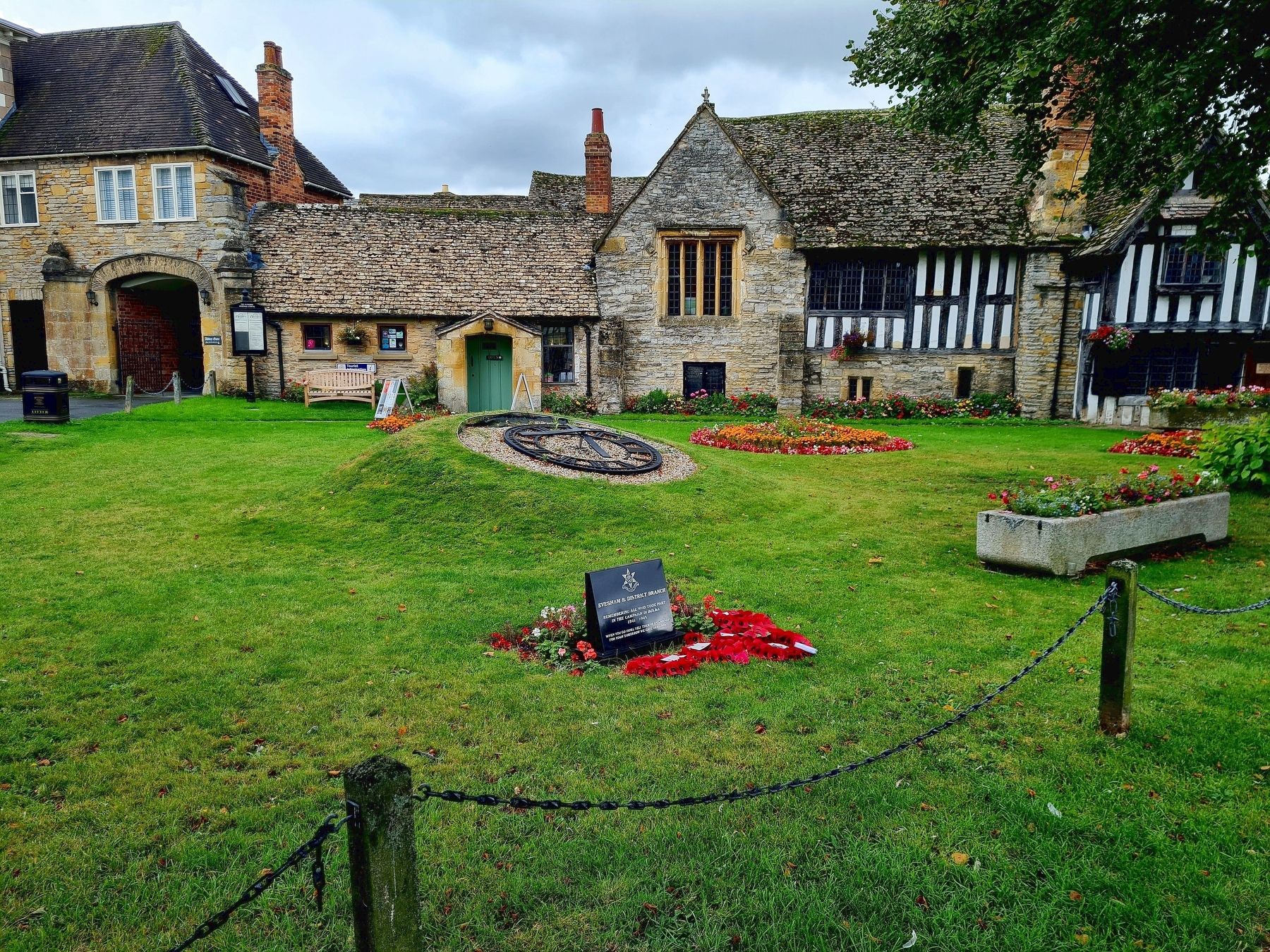 Evesham War Memorial. Click for full size. Evesham War Memorial image. Click for full size.