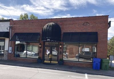 The Braxton Building and Marker image. Click for full size.