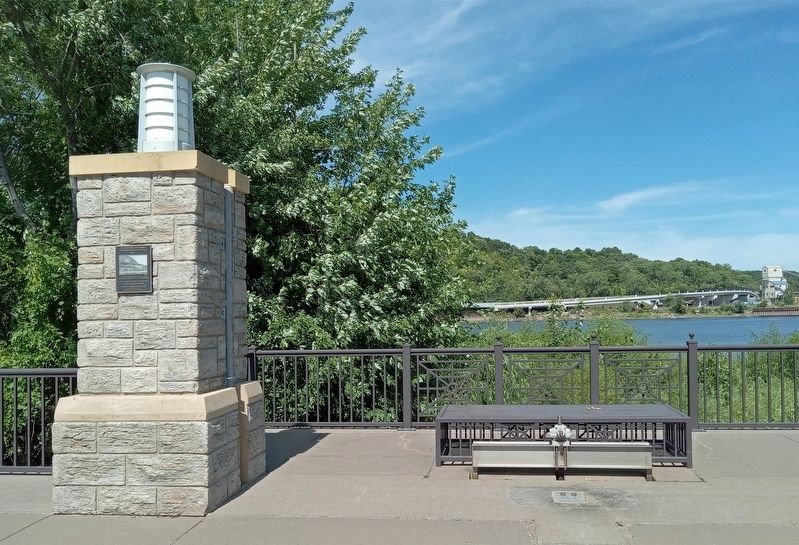 Riverside Hangars Marker (left) on a Mississippi River floodwall support image. Click for full size.