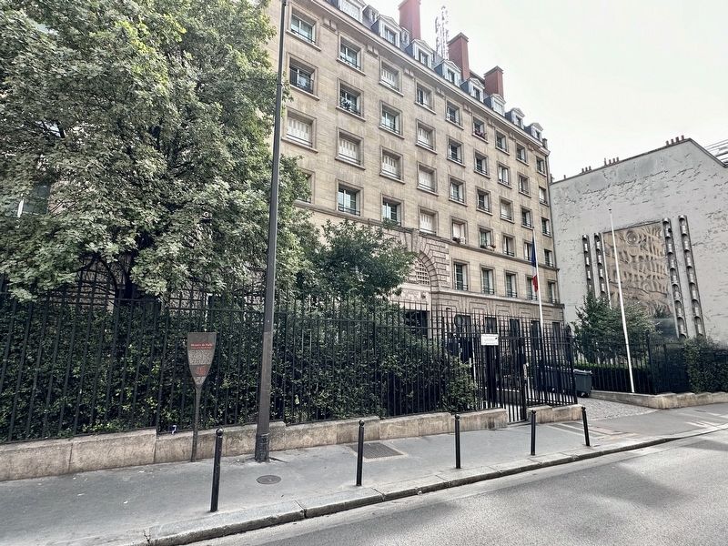 Caserne de la Nouvelle-France / Nouvelle France Barracks Marker - wide view. Click for full size. Caserne de la Nouvelle-France / Nouvelle France Barracks Marker - wide view image. Click for full size.