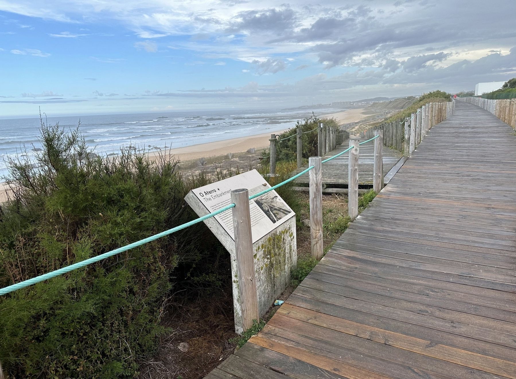 O Aterro / The Embankment Marker - wide view, looking north image. Click for full size.