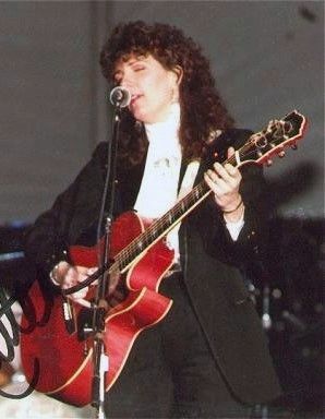 Kathy Mattea Performing in 1989 image. Click for full size.