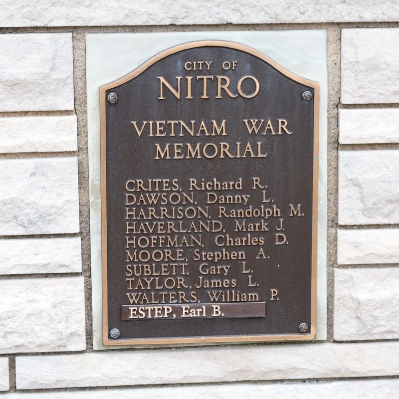 Nitro War Memorial image. Click for full size.