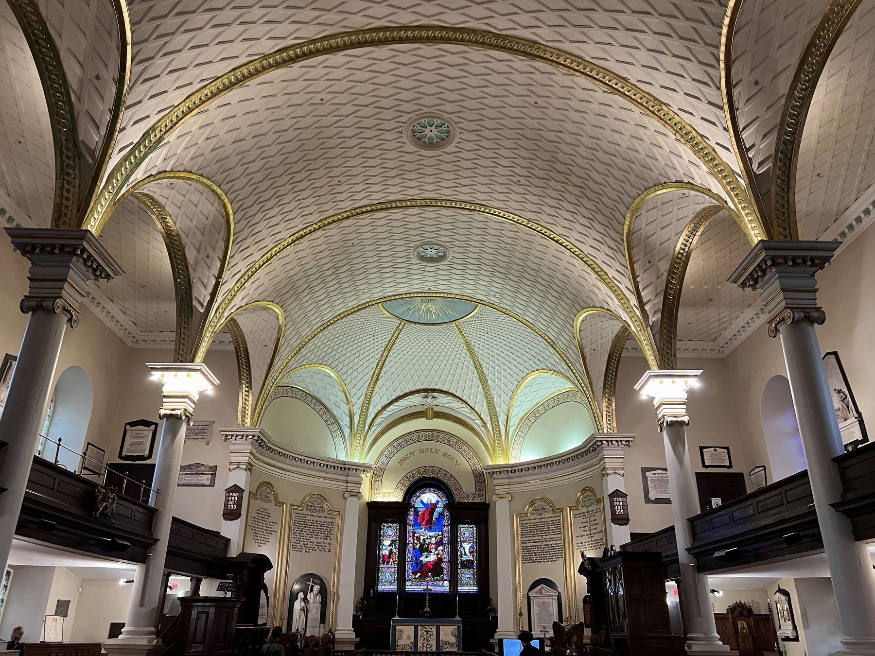 La Cathdrale piscopale de la Sainte-Trinit/ Cathedral of the Holy Trinity interior image. Click for full size.