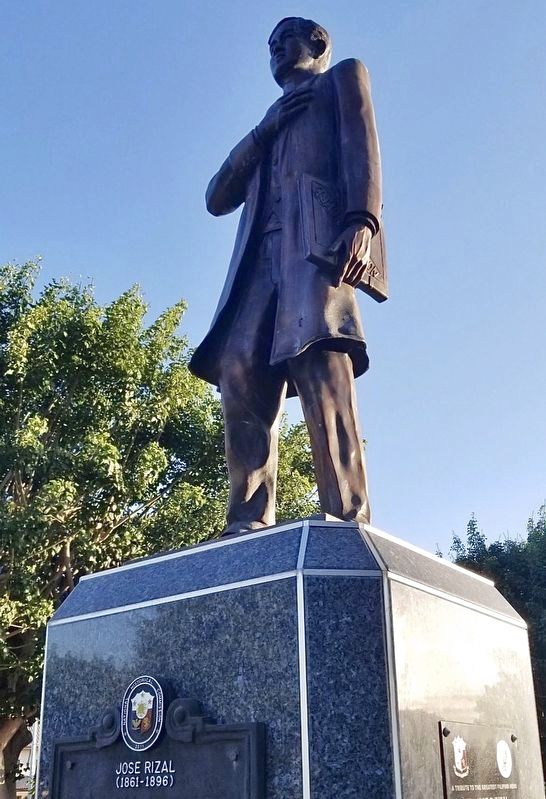 Jose Rizal Statue image. Click for full size.