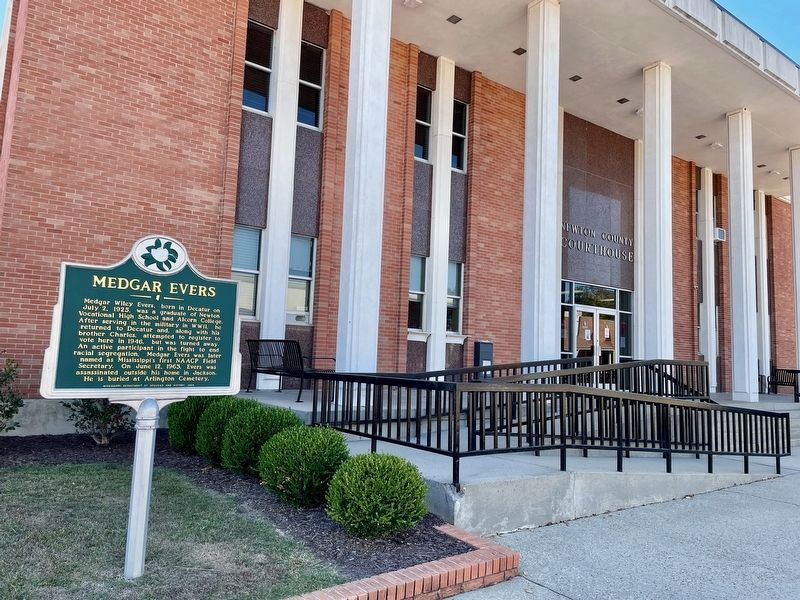Medgar Evers Marker at Newton County Courthouse in Decatur. image. Click for full size.