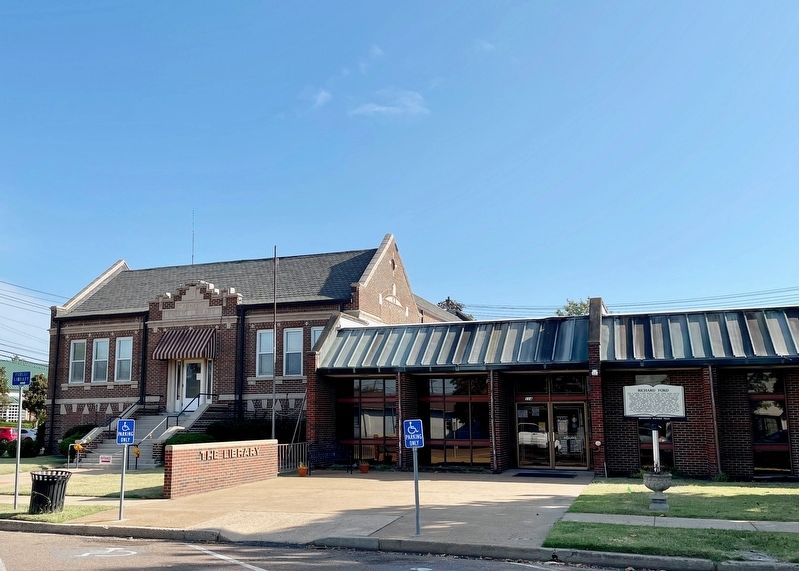 Richard Ford Marker at Clarksdale Public Library. image. Click for full size.