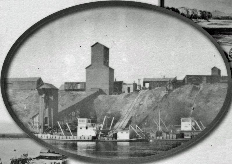 Marker detail: Grain being loaded onto riverboats at Washburn image. Click for full size.