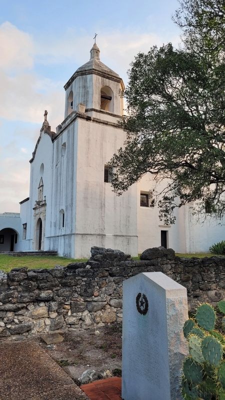 The view of the Mission Espíritu Santo next to the State of Texas marker. Click for full size. The view of the Mission Espíritu Santo next to the State of Texas marker image. Click for full size.