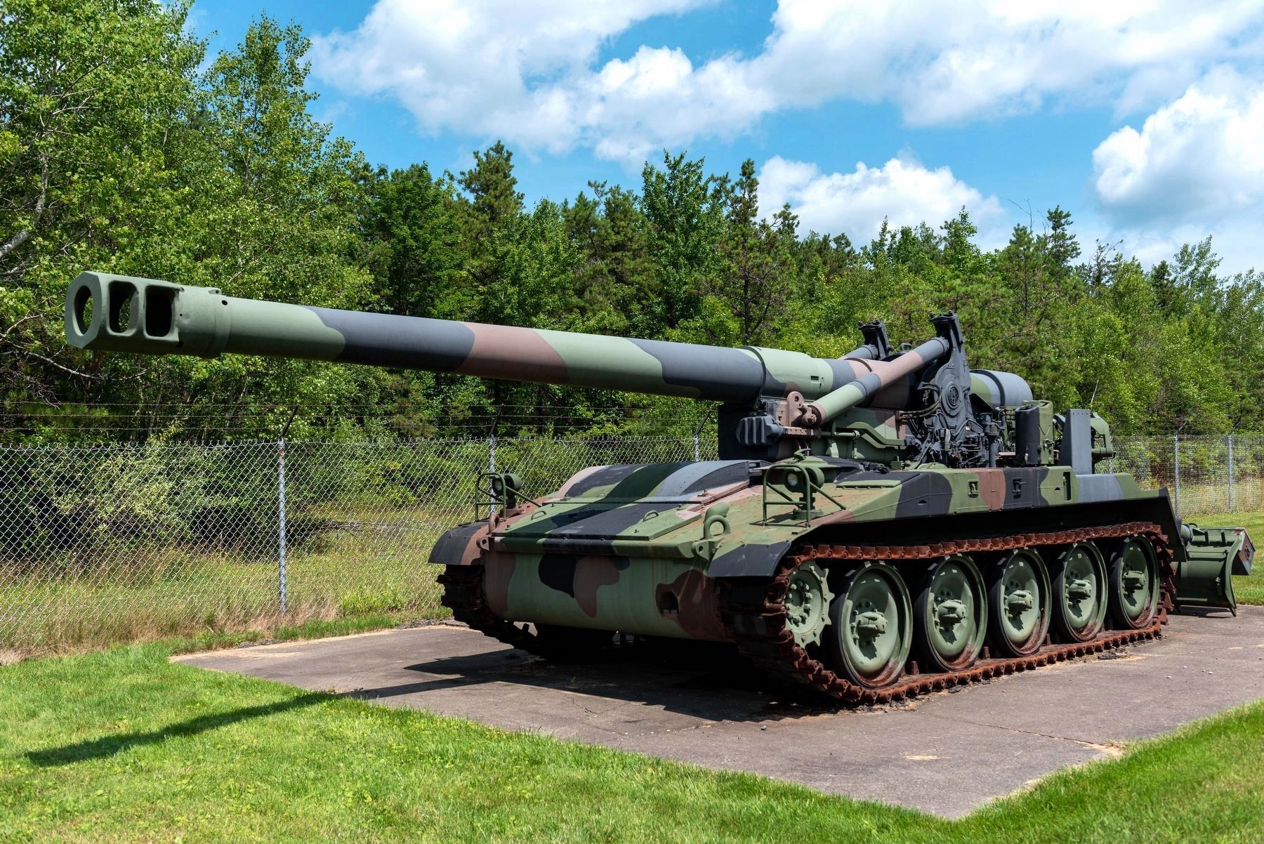 M110A2 Self Propelled Howitzer image. Click for full size.