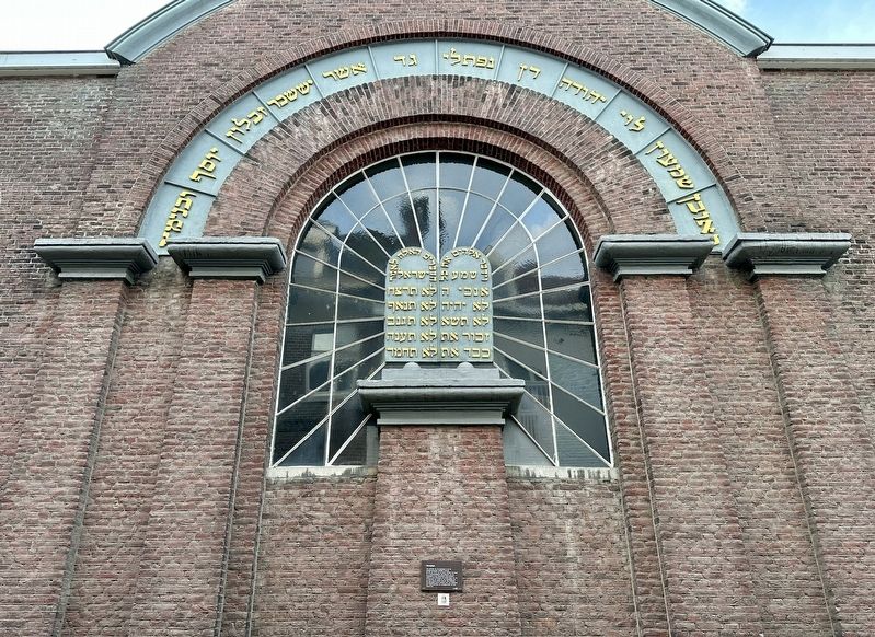 Synagoge Marker - wide view image. Click for full size.