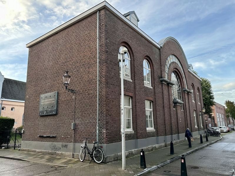 Synagoge and Marker - looking north image. Click for full size.