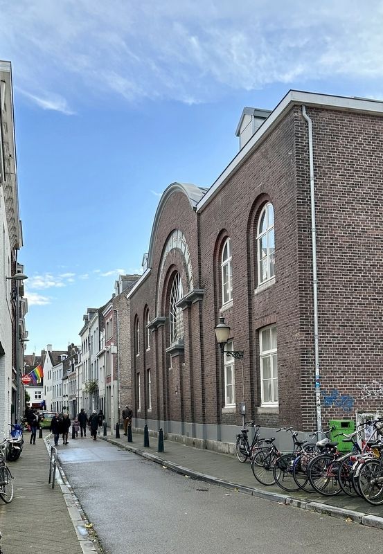 Synagoge and Marker - looking south image. Click for full size.