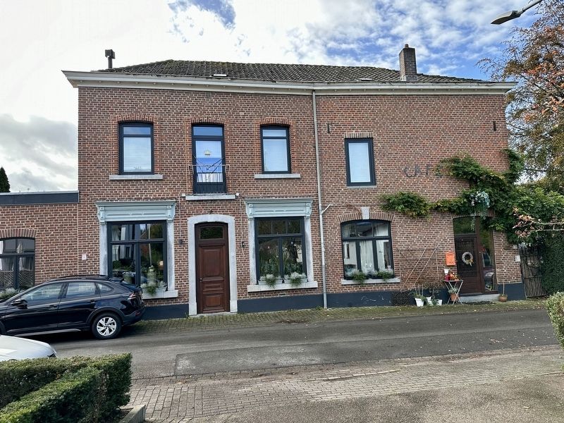 Het Eerste Bevrijde Cafe / The First Liberated Cafe Marker - wider view image. Click for full size.
