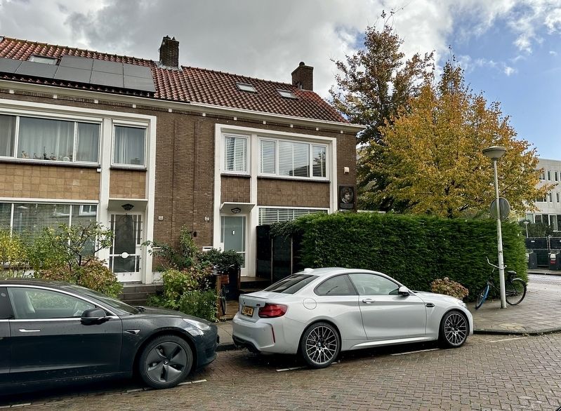 Henri�tte Bosmans Marker - wide view image. Click for full size.