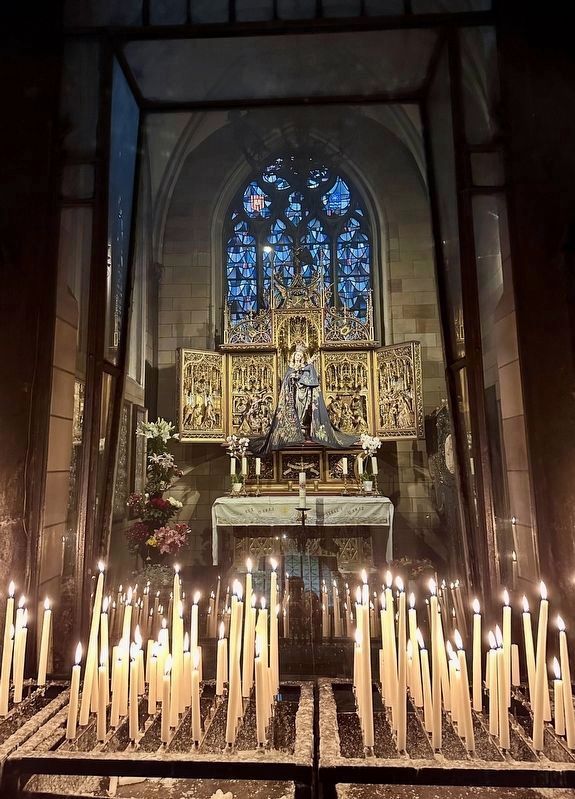 Onze Lievevrouwebasiliek / Basilica of Our Lady - chapel interior image. Click for full size.