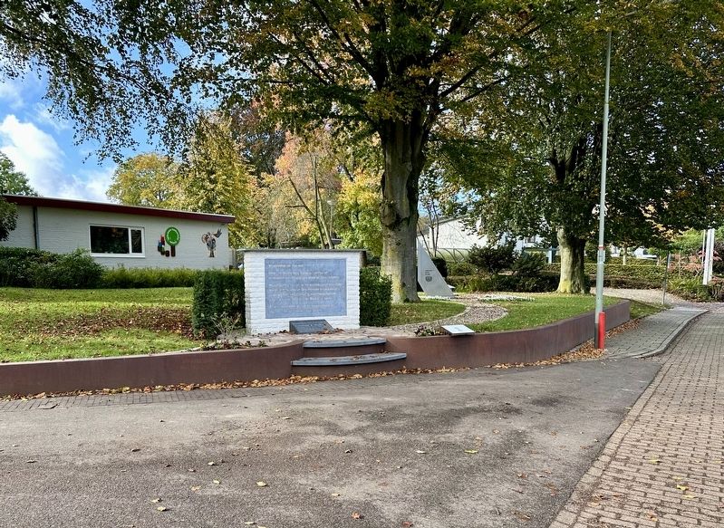 Leonard J. Hoffman Marker - wide view image. Click for full size.
