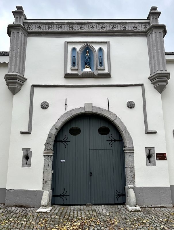 Huis Verves / �Verves� House Marker - wide view image. Click for full size.