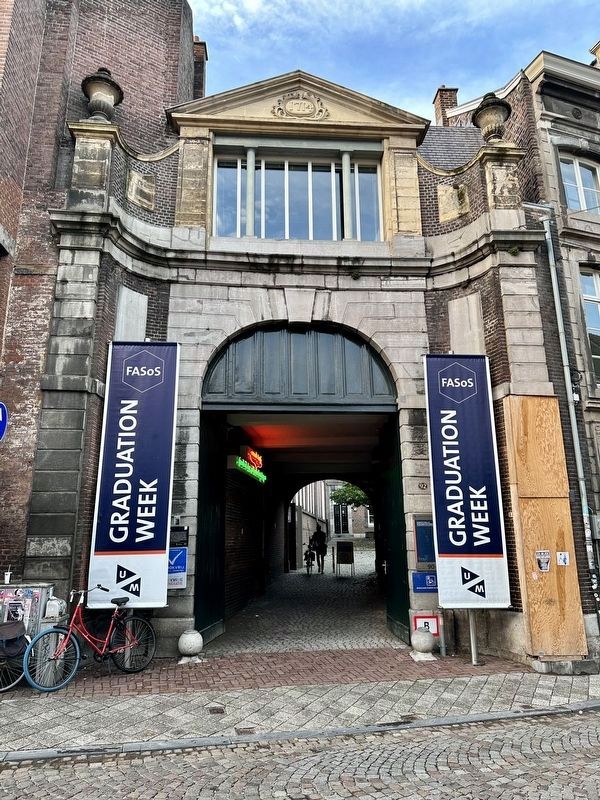 Hof van Tilly entrance gate image. Click for full size.