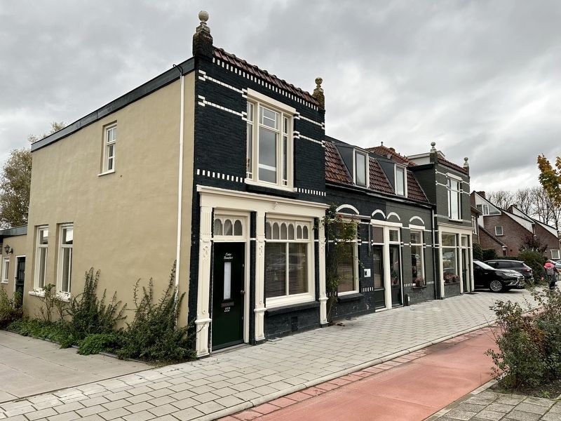 Winkelnering / Commerce Marker - wide view image. Click for full size.