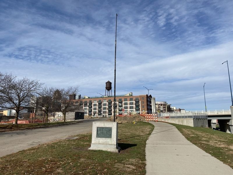 Site of Old Fort Des Moines Marker, from the south image. Click for full size.