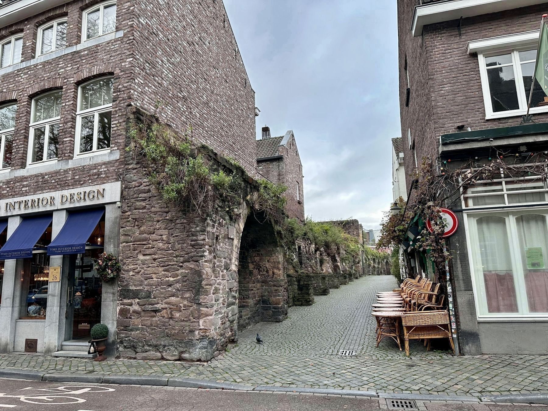 View of Lange Grachtje, looking west image. Click for full size.