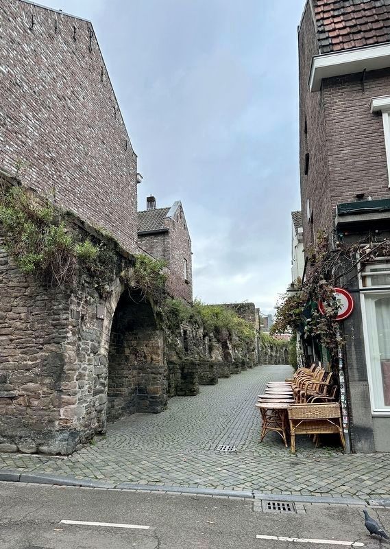 Eerste Stadsommuring / First City Wall Marker - wide view image. Click for full size.