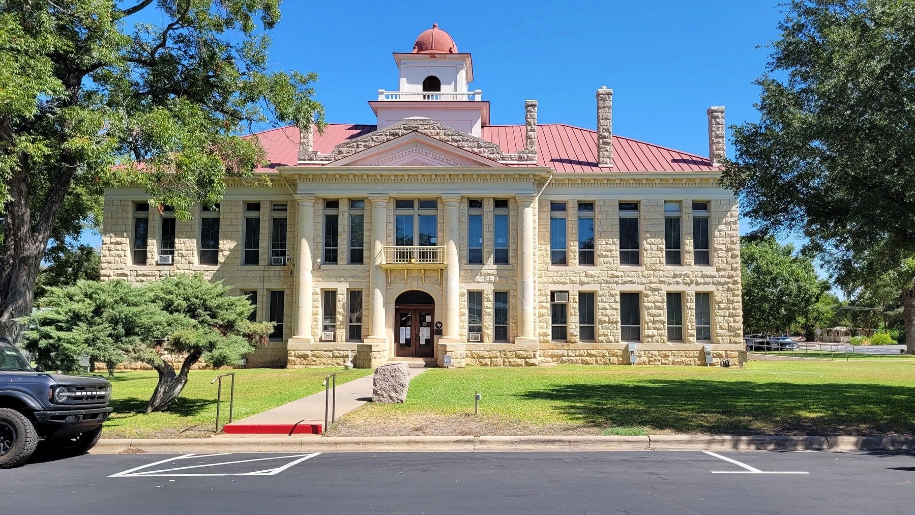 The Blanco County Courthouse and Marker image. Click for full size.