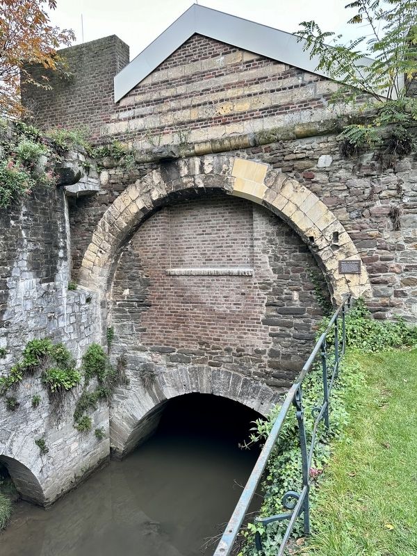 Waterpoort Achter de Minderbroeders / �Behind the Franciscans� Water Gate and Marker image. Click for full size.