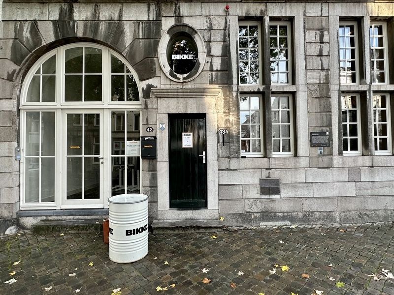Poort van Beusdael / Van Beusdael �Gate� Marker - wide view image. Click for full size.
