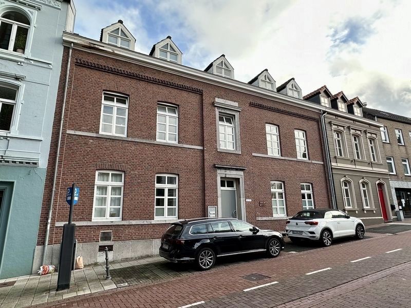 Voormalig Gemeentehuis / Former Town Hall and Marker image. Click for full size.