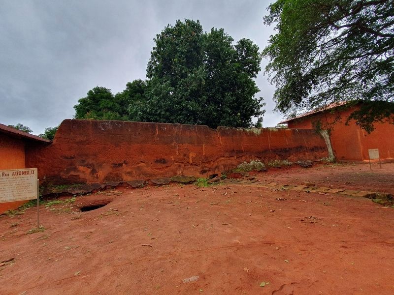 An ancient wall near the Palace of King Guezo and Marker image. Click for full size.